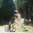 坂を下って登れ　　climb trail