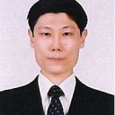 キツネ目の男