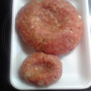 タマネギ目にしみても涙堪えて。