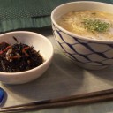 §§§　ほかほか朝食カノジョごはんはうどんにヒジキの煮物です♪　§§§