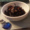 §§§　ほかほか朝食カノジョごはんはうどんにヒジキの煮物です♪　§§§