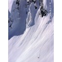 雪山を滑る人