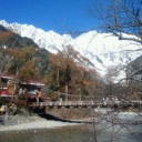 雪山と名残り紅葉
