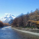雪山と名残り紅葉
