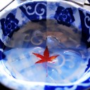 朱浮かぶ　　indigo ball with vermilion