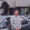 父死す