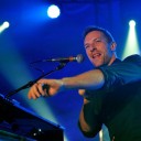 コールドプレイ、演奏を中断してタンバリンを振っていたファンに「やめてほしい」と注意