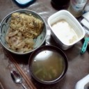 朝から豚足。