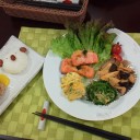 おにぎりをラップでくるんで、リボンをつけるだけでも子どもは嬉しい。