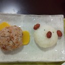 おにぎりをラップでくるんで、リボンをつけるだけでも子どもは嬉しい。
