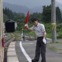 赤旗の駅員