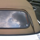 メカまるしぇ君、車を修理する