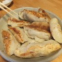 作った餃子を食べる