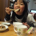 作った餃子を食べる