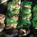 カラシをつけて食べる牡蠣寿司