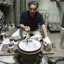 何故！金槌で容器全体をたたき模様をつけていく！？
