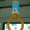 ドラえもんの吊り輪なら、立っているのも楽しくなるかも