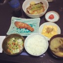 うちの夕食、何処かで見てるの？