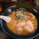 豚骨醤油焦がしにんにくマー油かけ
