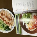 本を見ながら