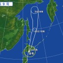 【 雨水 汚染 】／道路の冠水が広がっている／窓ガラスに白い粉末がビッシリ貼りついています。