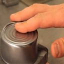 カンの蓋はコンクリートで擦っても開けれる！