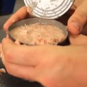 カンの蓋はコンクリートで擦っても開けれる！