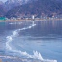 諏訪湖に謎の物体が水面に出現！