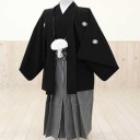 早くも小学校の卒業式でも・・・　袴姿！