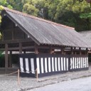 「お祝いごとの赤と白のしま模様の幕」と「お葬式の黒と白のしま模様の幕」