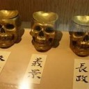 村に脅威を与える敵の首を狩り、英雄となりました。⇒狩った首はその家を守るとされていました。／「現実というものは 頭蓋骨の内部にしか存在しないのだよ。」　（未OTL）