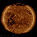 太陽表面のど真ん中に巨大なコロナホール。数日後、磁気嵐に注意。／【－５０℃】℃の世界でも人間は何とか生きてゆけるみたいです。　（けっきょく夜間作業中ｗ）