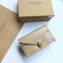 秋冬コーデに抜け感おすすめ 人気高い新作おすすめ2019トレンド バーバリー BURBERRY ポーチ