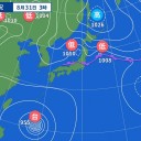 【 家が倒壊する 】猛烈な風。／対策や避難は今日の午前中までに。