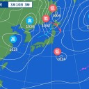 低気圧の発達度合いによっては強雨のリスクあり、