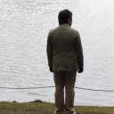 年齢と風格を感じさせる同じ年の背中