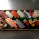 お昼は、スーパーのパック寿司