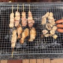 生ビールサーバーと炭火焼きと自転車と芝生