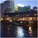 船に手を振ってしまうのはなんでだろう