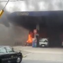 ガソリンスタンドで乗用車が炎上