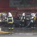 ガソリンスタンドで乗用車が炎上