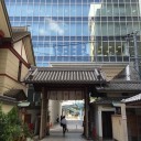 お初天神の前のビル