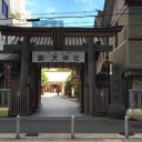 お初天神の前のビル