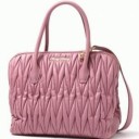 ブランドロゴ金具もあり、素敵な印象にあふれるmiu miu コピーバッグ
