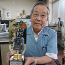 円広志さんにトロフィーを贈呈