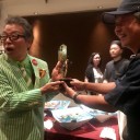 円広志さんにトロフィーを贈呈