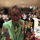 円広志さんにトロフィーを贈呈