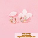 レデイースの花モチーフアクセサリー