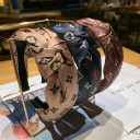ブランドスタイルのモスキーノの親子服、ルイ・ヴィトンのカチューシャとグッチの帽子が発売中